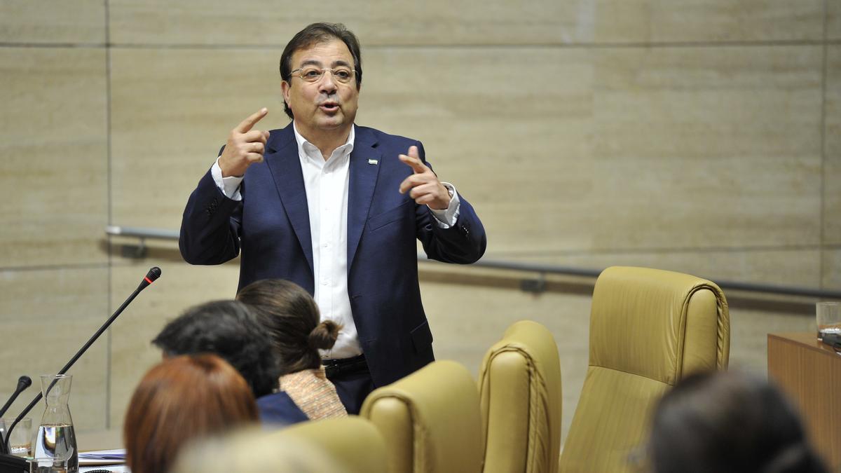 El presidente de la Junta, Guillermo Fernández Vara, en el pleno de la Asamblea.