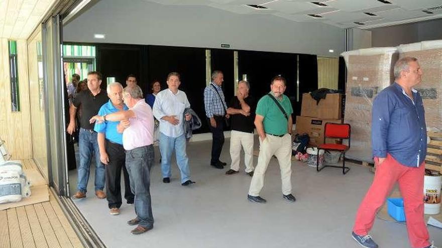 Lores, concejales y vecinos, en el centro social de Salcedo. // R. V.