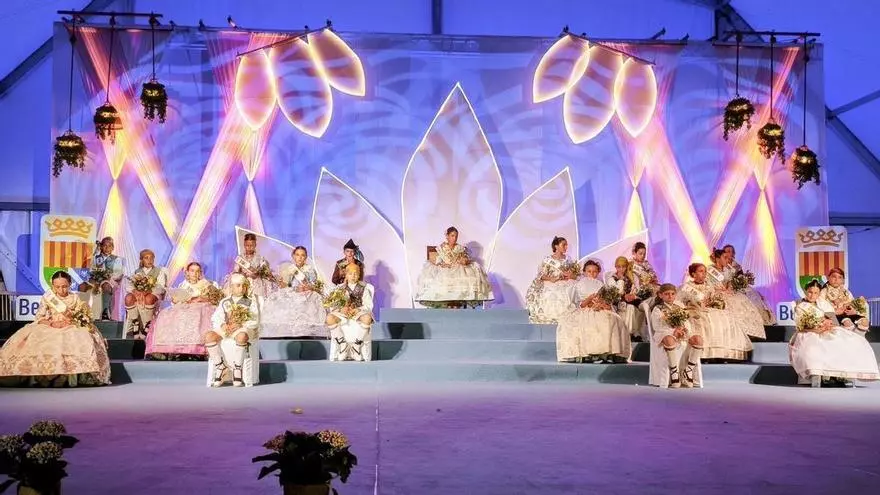 La nueva reina infantil, junto con sus festeros y festeras, ha subido al escenario para vivir una noche inolvidable.