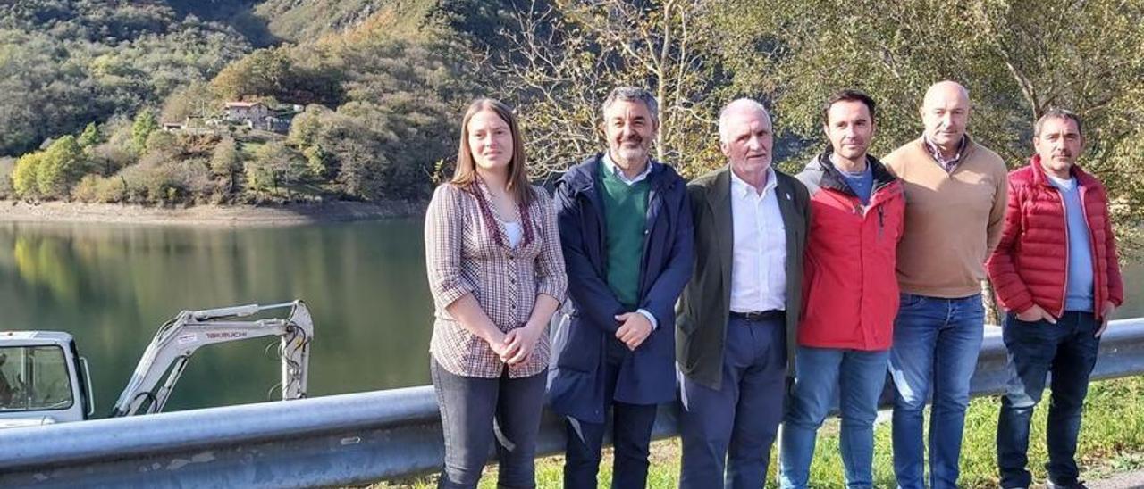 La edil de Turismo, Carmen Mata; el consejero de Medio Rural, Alejandro Calvo; el alcalde de Caso, Miguel Fernández; el director de Medio Natural, David Villar; el presidente de la Federación Asturiana de Piragüismo, Miguel Gallo, y el edil de Ganadería, Juan Ramón Vega, junto al embalse.