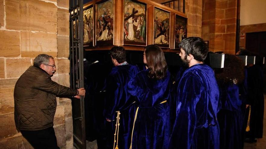 La salida del trono del Nazareno, durante un ensayo.