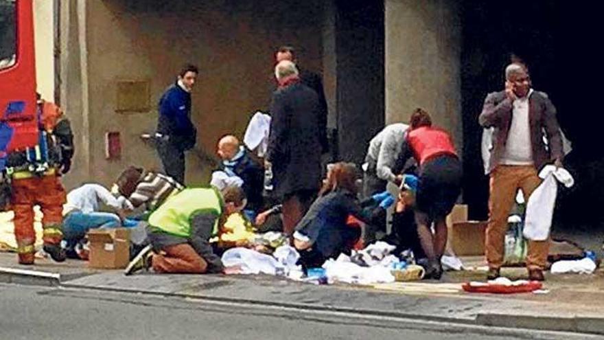 Personal de emergencias atiende a heridos en una de las estaciones de metro afectadas.