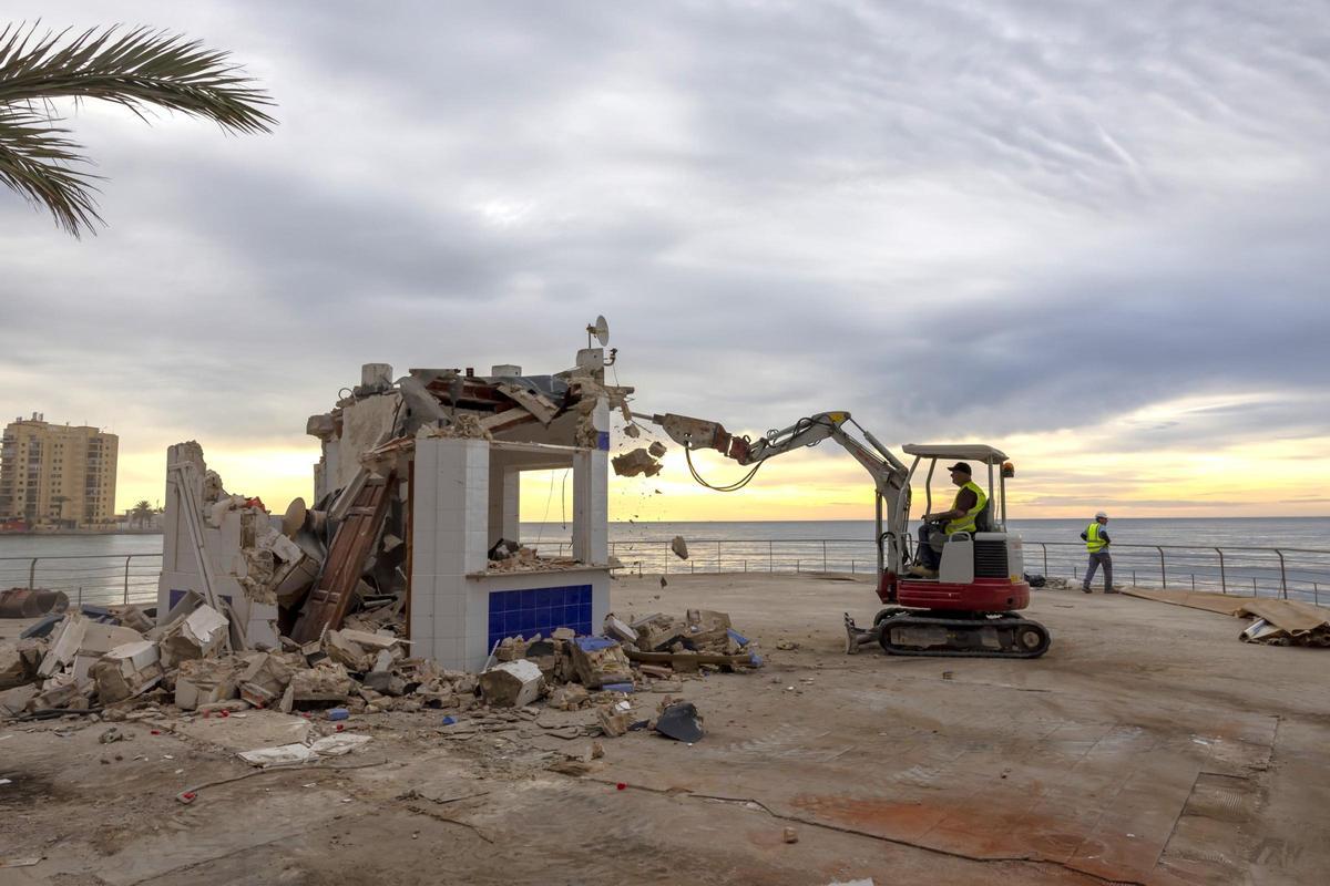 La última estampa de El Tintero. El kiosco ha sido demolido a primera hora de la mañana este martes por Costas