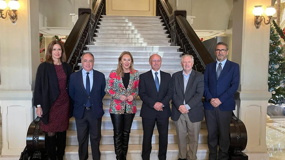 Carolina España y Carlos Rubio (ambos en el centro de la imagen) han firmado el protocolo.