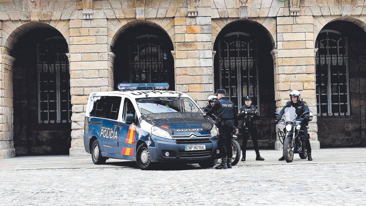 Efectivos de la Unidad de Prevención y Reacción del Cuerpo Nacional de Policía en la plaza del Obradoiro, en Santiago