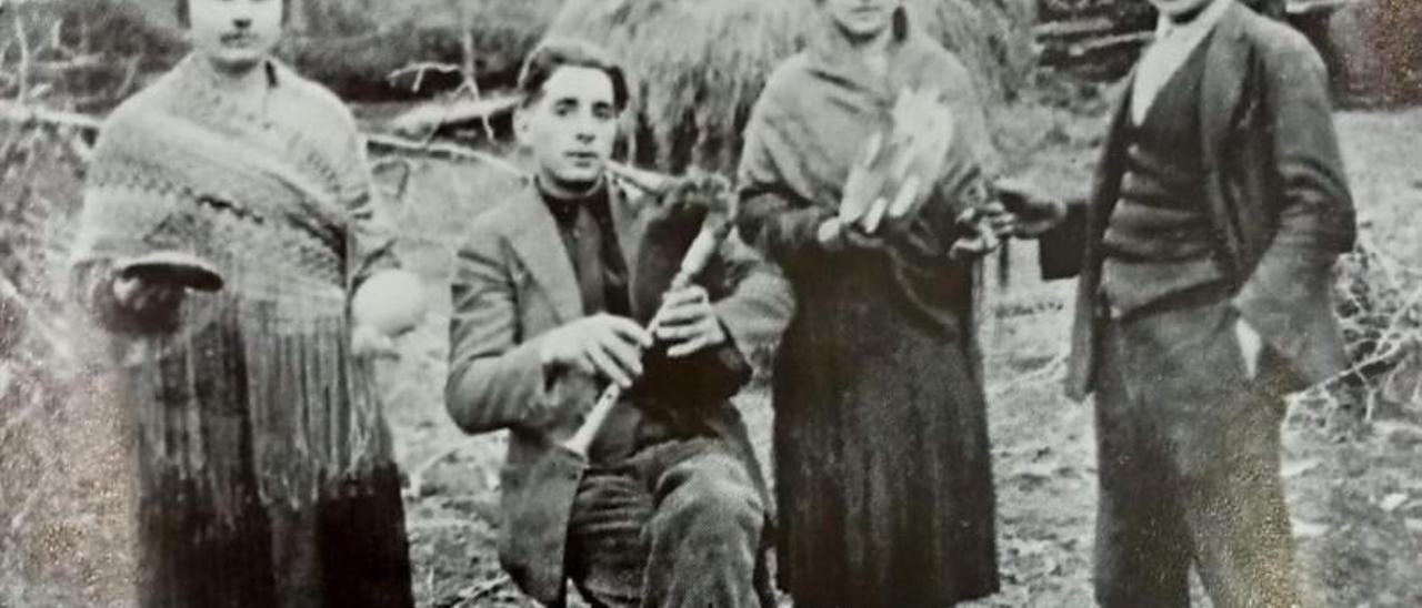 O gaiteiro de Ordes Manuel del Río (sentado) e ao lado, con pandeireta, a súa muller.  |