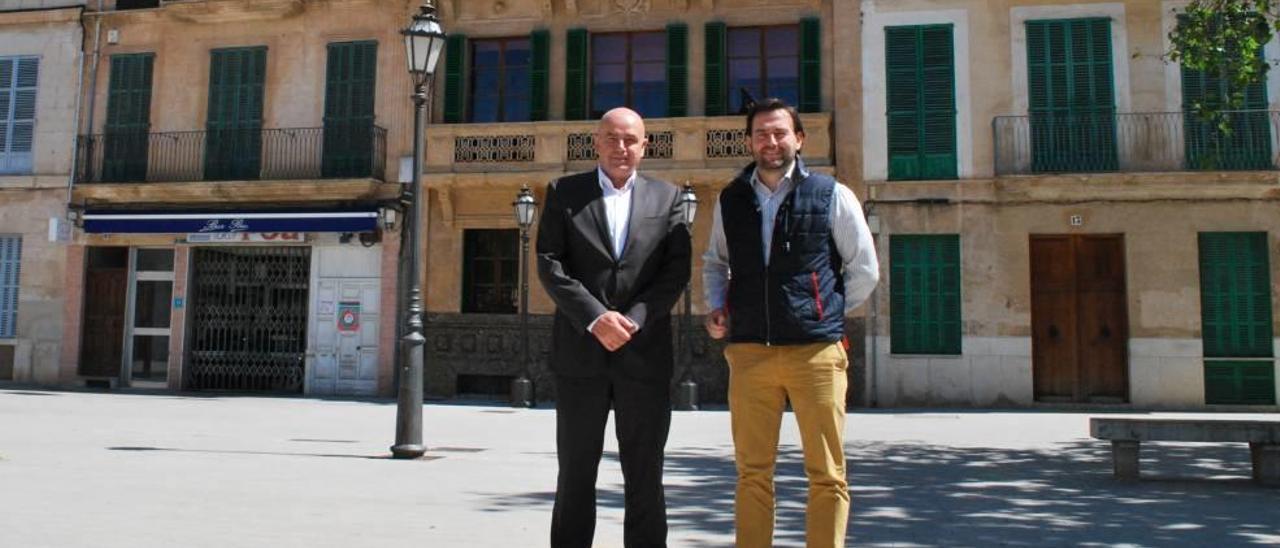 Carlos González Medrano (izquierda), presidente de TW Solar, junto al ingeniero Cristóbal Ramis de Ayreflor ayer en Llucmajor.