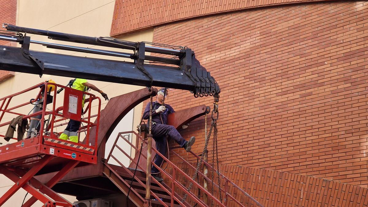 Obras para desmontar la escalera exterior de emergencias del centro comercial La Plasa