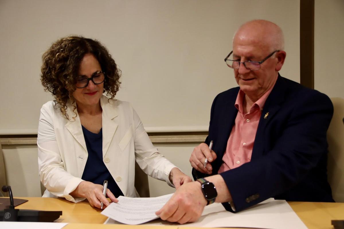 La firma del convenio entre la consellera de Cultura de Catalunya, Soni Hernández, y el alcalde, Vicent Císcar.