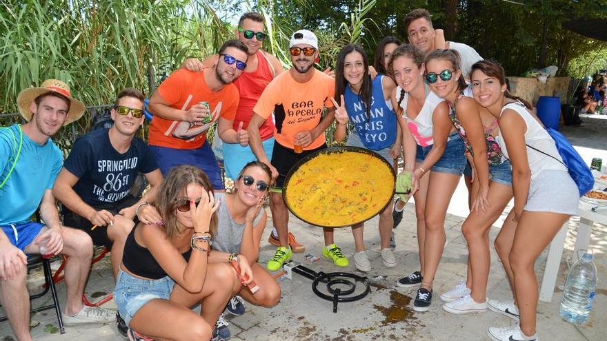 Varios jóvenes, en la Fiesta del Arroz y Conejo.