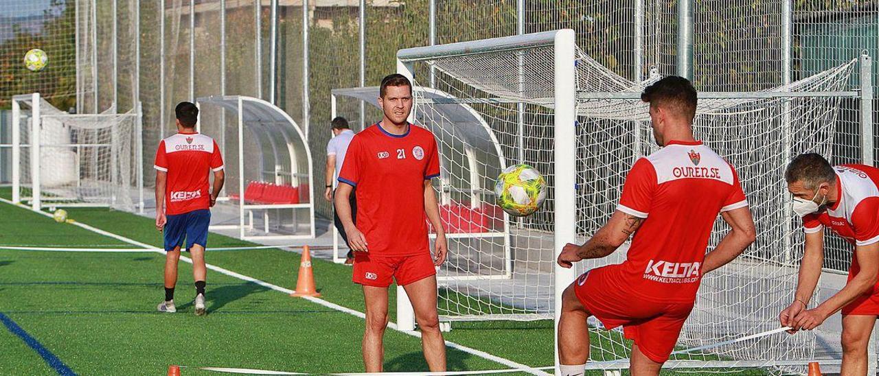 Hugo García espera el balón, ayer durante los entrenamientos voluntarios en grupos de la UD Ourense en Vilar de Astrés.