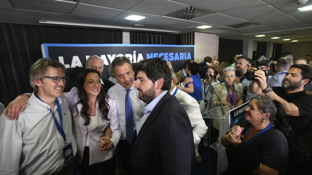 López Miras celebra el resultado electoral del domingo con varios candidatos.