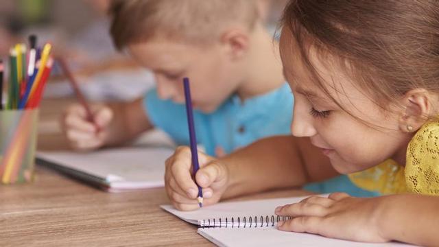 Niños en el aula. | | FREEPIK