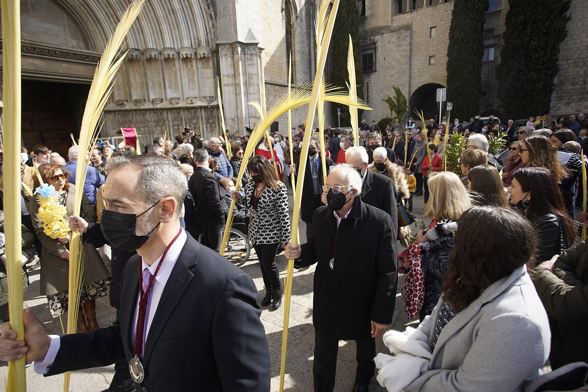 La plaça dels Apòstols de Girona s'omple de palmes per celebrar el Diumenge de Rams