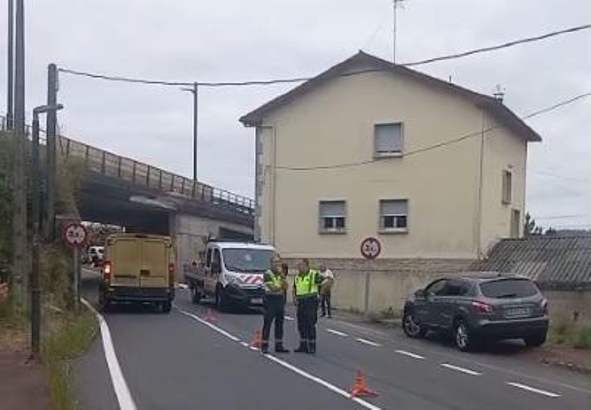 El puente interprovincial que pasa sobre la carretera de Santa Baia y el río Ulla.