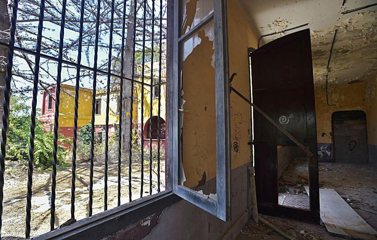 Una de las ventanas  con los cristales rotos. | | ANDRÉS CRUZ