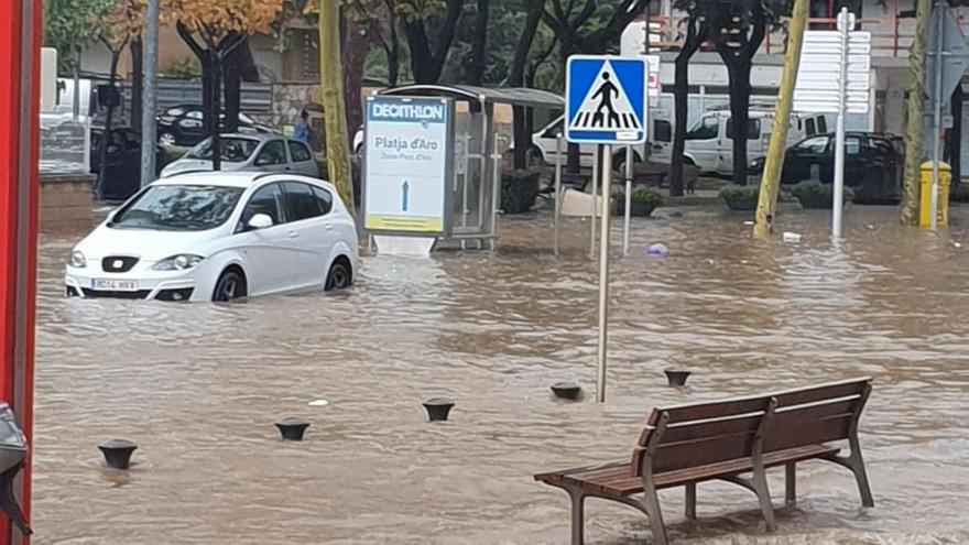 L&#039;avinguda de Sant Feliu de s&#039;Agaró, plena d&#039;aigua i un cotxe atrapat