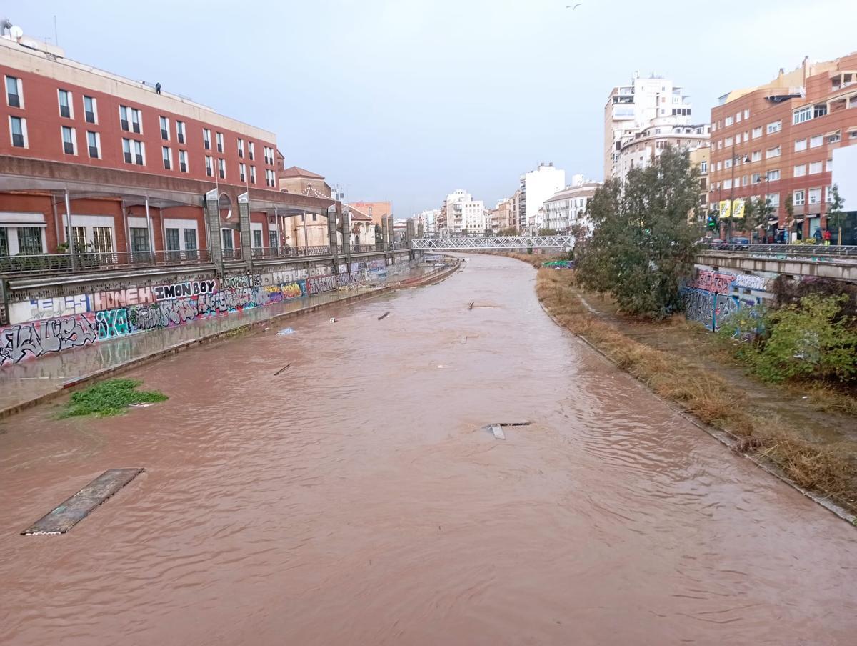 El cauce del río Guadalmedina con agua esta mañana.