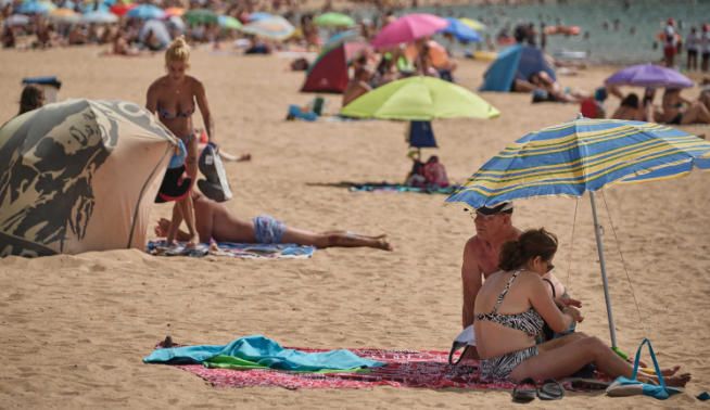 Colas para llegar a la playa de Las Teresitas .