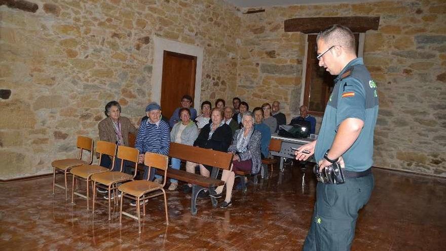 El sargento de Puebla Francisco Javier Herrera, con los vecinos de Palacios de Sanabria.