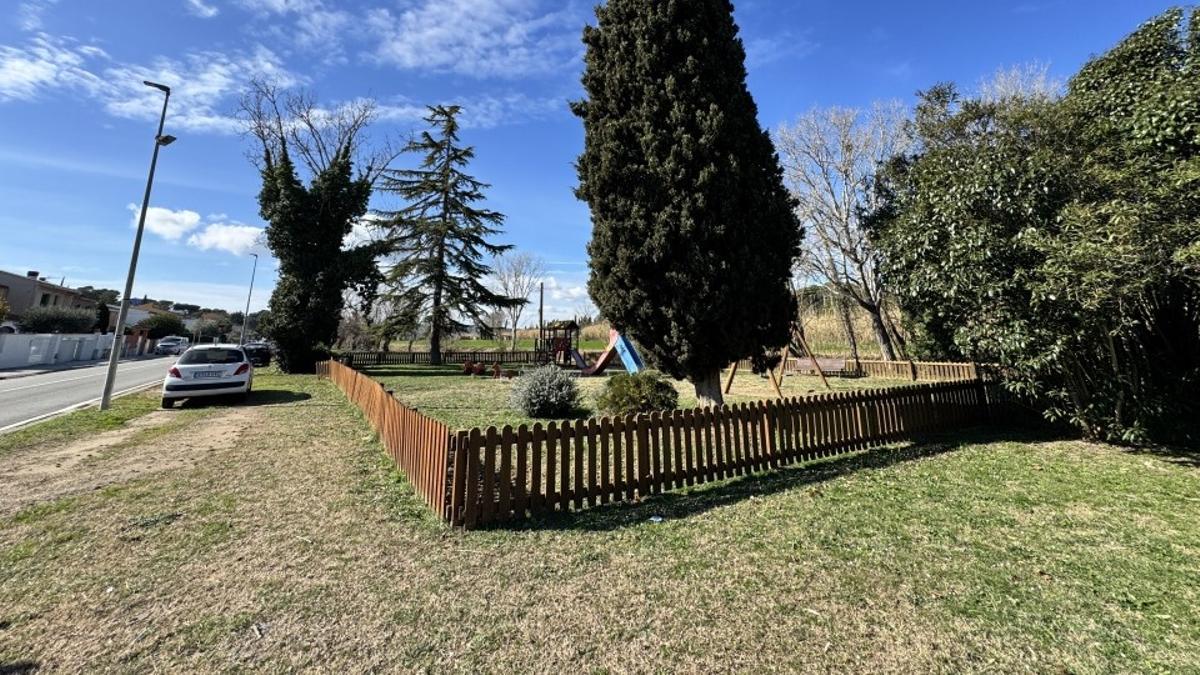 L'antic parc infantil del carrer Albons del Camp dels Pilans de l'Escala.