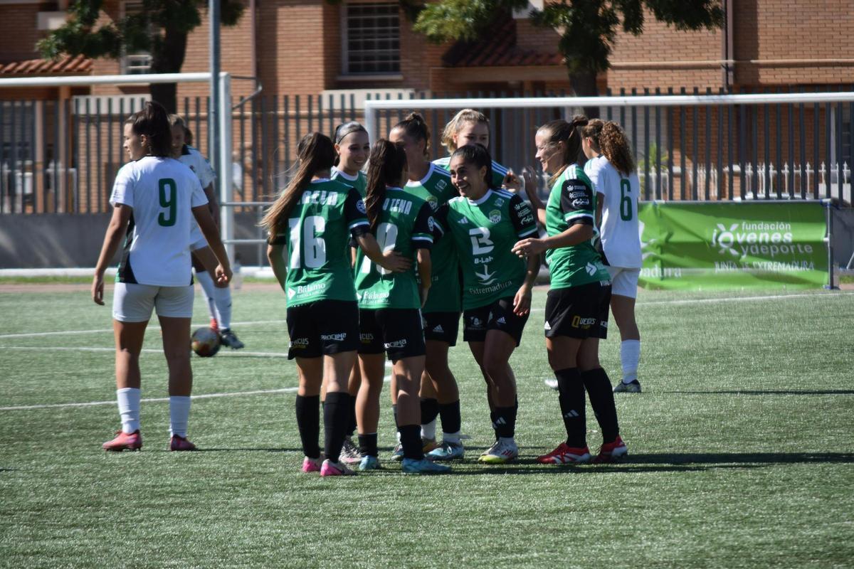 Las futbolistas del Sport celebran un gol ante el Cacereño Atlético.