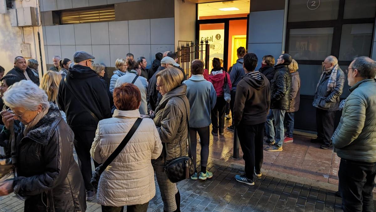 Colas y gran expectación en el reparto de números en Benicàssim para coger sitio para el Día de las Paellas