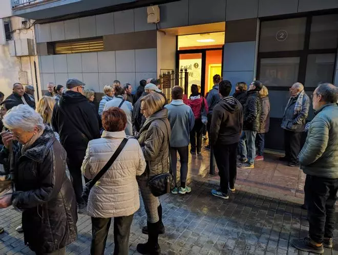 Colas y gran expectación en el reparto de números en Benicàssim para coger sitio para el Día de las Paellas