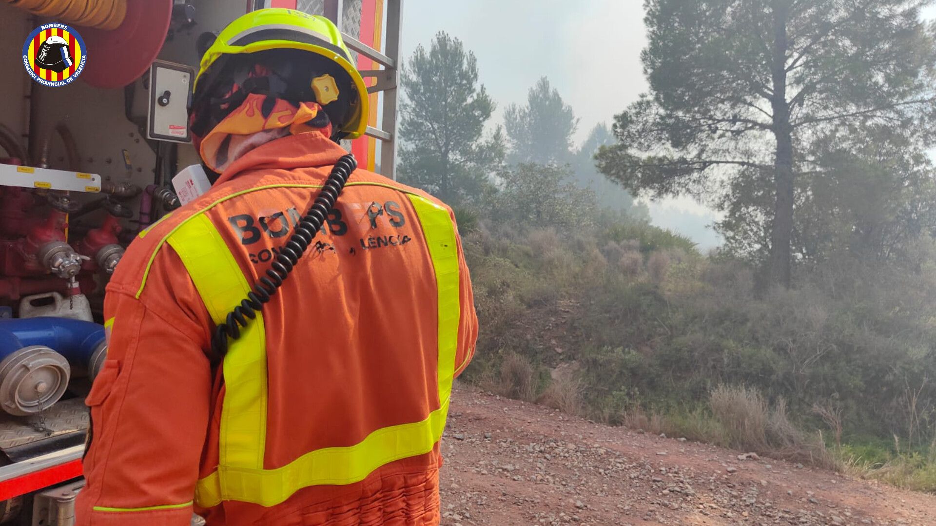 Los bomberos trabajan en la extinción del incendio de Puçol.