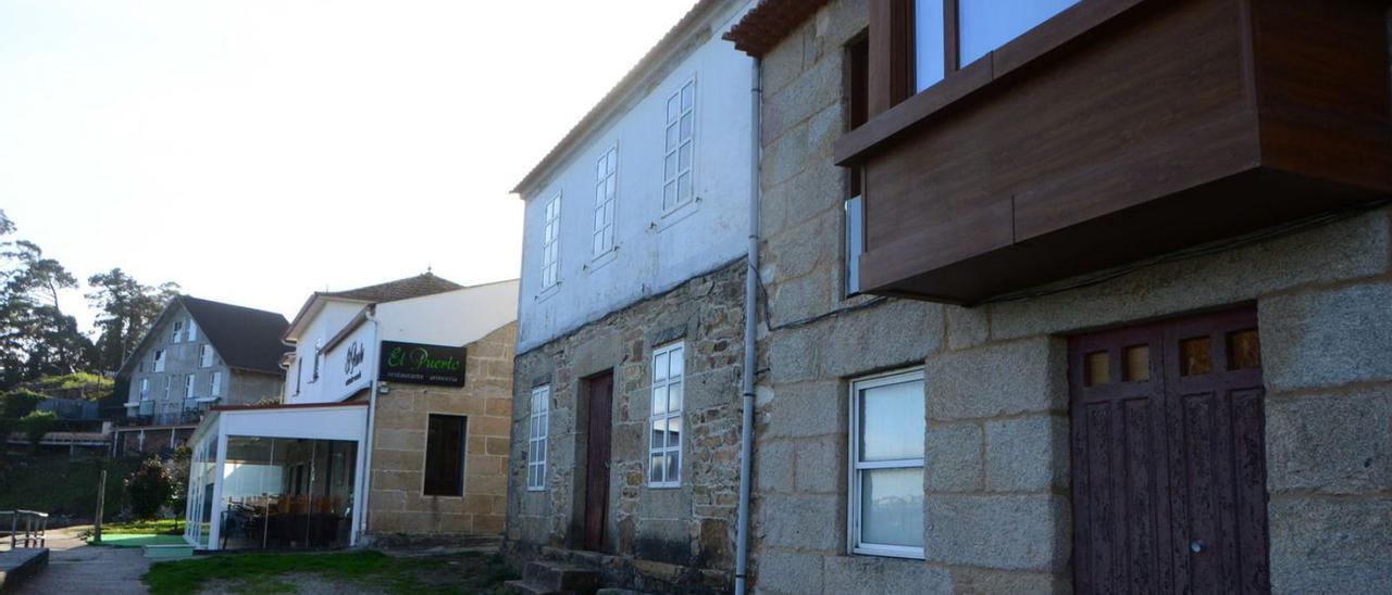 Casa en piedra y en color blanco que se destinará a apartamentos turísticos en Domaio. |