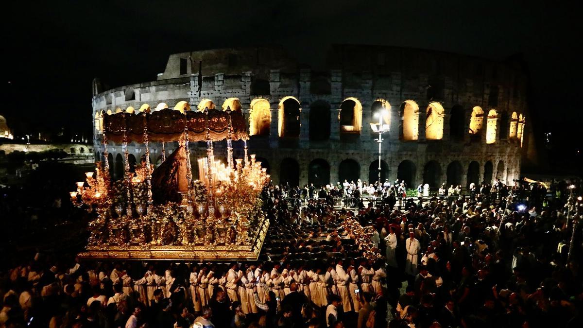 La Virgen de La Esperanza pasa junto al Coliseo por la noche durante la procesión del Jubileo 2025, en Roma