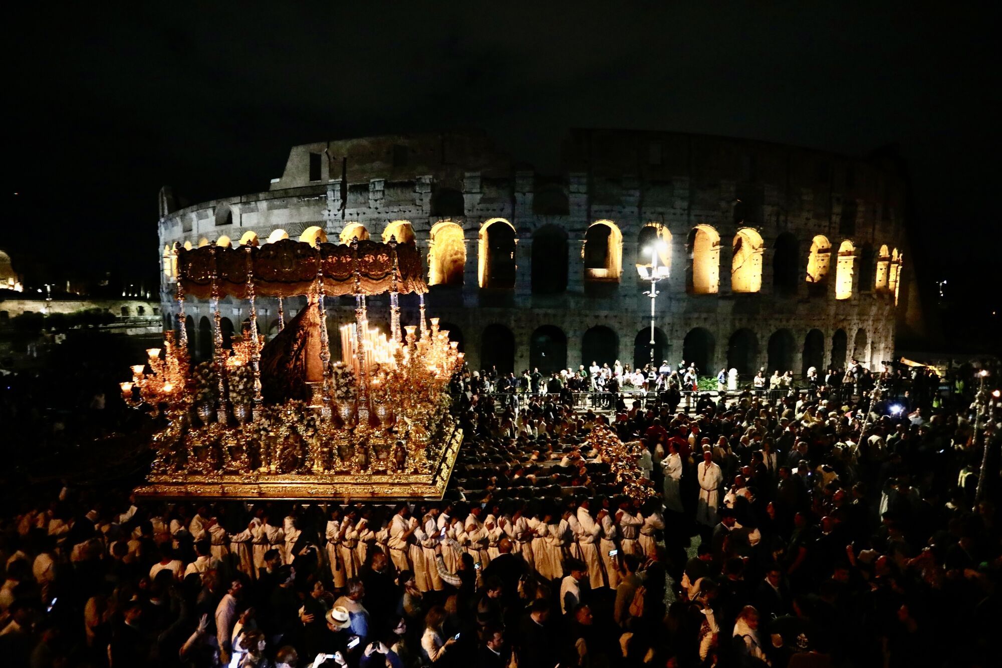 La Virgen de La Esperanza pasa junto al Coliseo por la noche durante la procesión del Jubileo 2025, en Roma