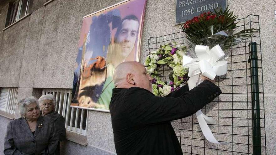 Kiko Permuy, tío de José Couso, durante la ofrenda en la plaza dedicada a su sobrino. // Kiko Delgado / Efe