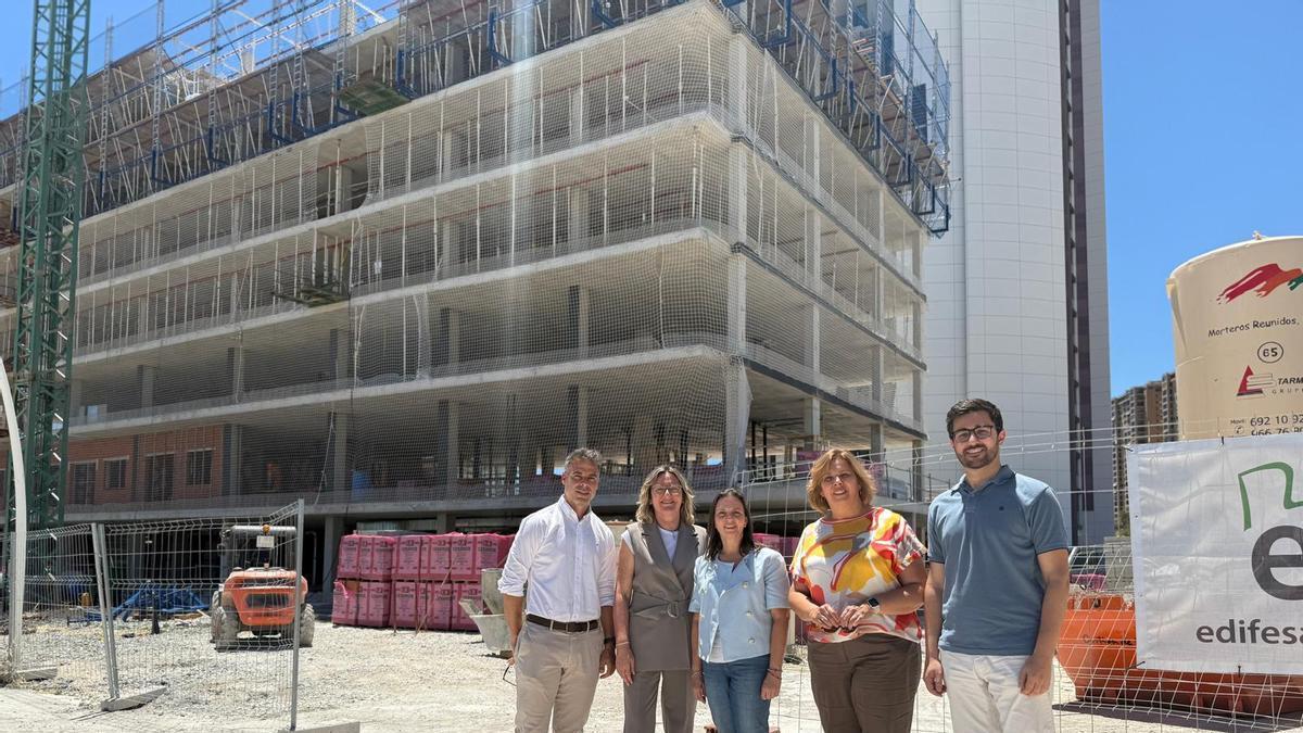 De izquierda a derecha diputados y portavoces del grupo socialista en Les Corts, Mario Villar; María José Salvador; la portavoz municipal Cristina Escoda; Mayte García; y Benjamín Mompó, delante de las viviendas.