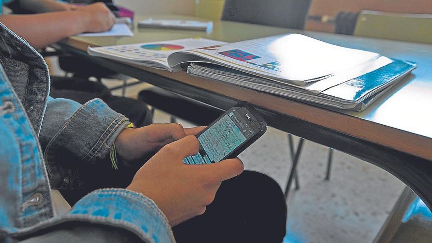 El 55,4 % de los padres aprueba que se limite el uso de los móviles en los centros