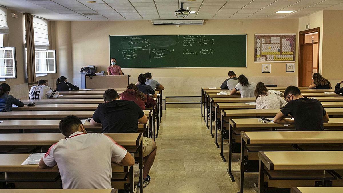 Varios alumnos realizan las pruebas de la EBAU en las instalaciones del Campus Viriato. | Emilio Fraile