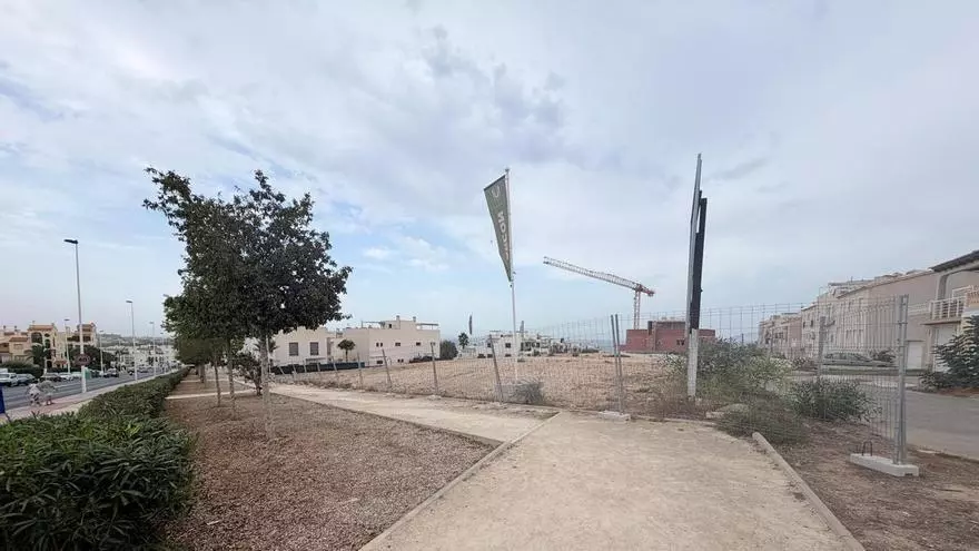 Parcela de La Manguilla en la que Llorca anunció el inicio del Plan Vive en Torrevieja hace más de dos meses