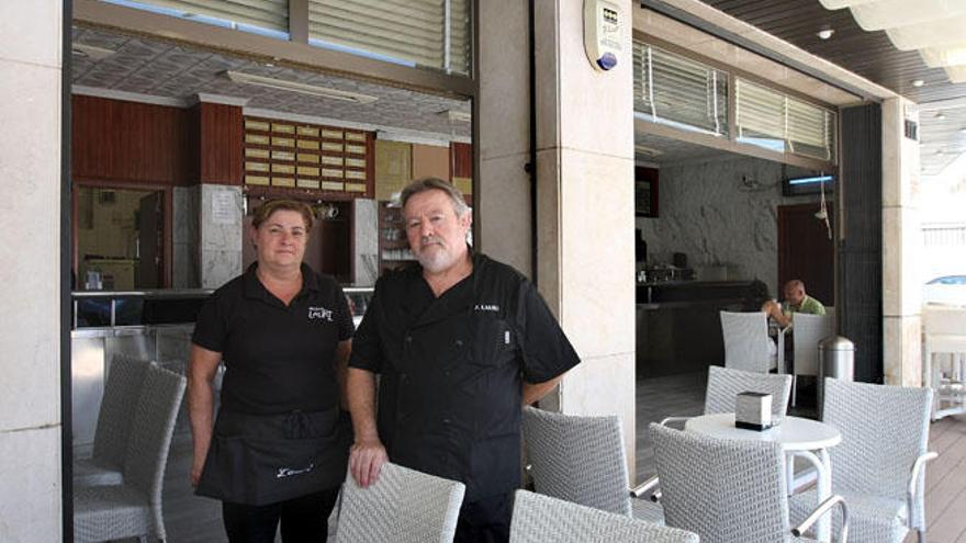 Consuelo y Juan Lauri en la terraza de la heladería.