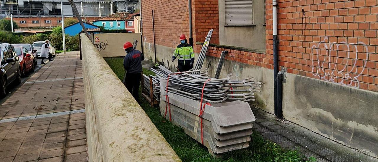 La instalación de los andamios en el colegio de Turiellos, ayer por la mañana.