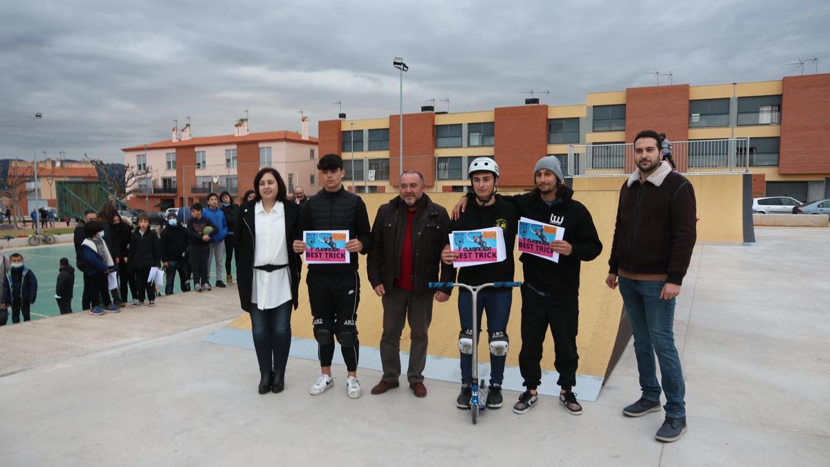 El alcalde, Vicente Pallarés, los concejales Rosario Robres y Carlos Gil, con los ganadores y los organizadores de la prueba de scooter.
