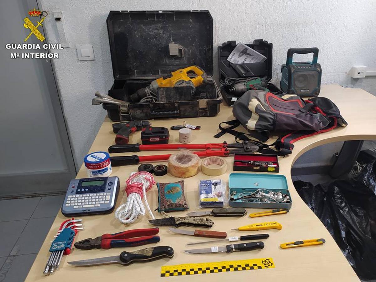 Efectos intervenidos a los detenidos en Villena.