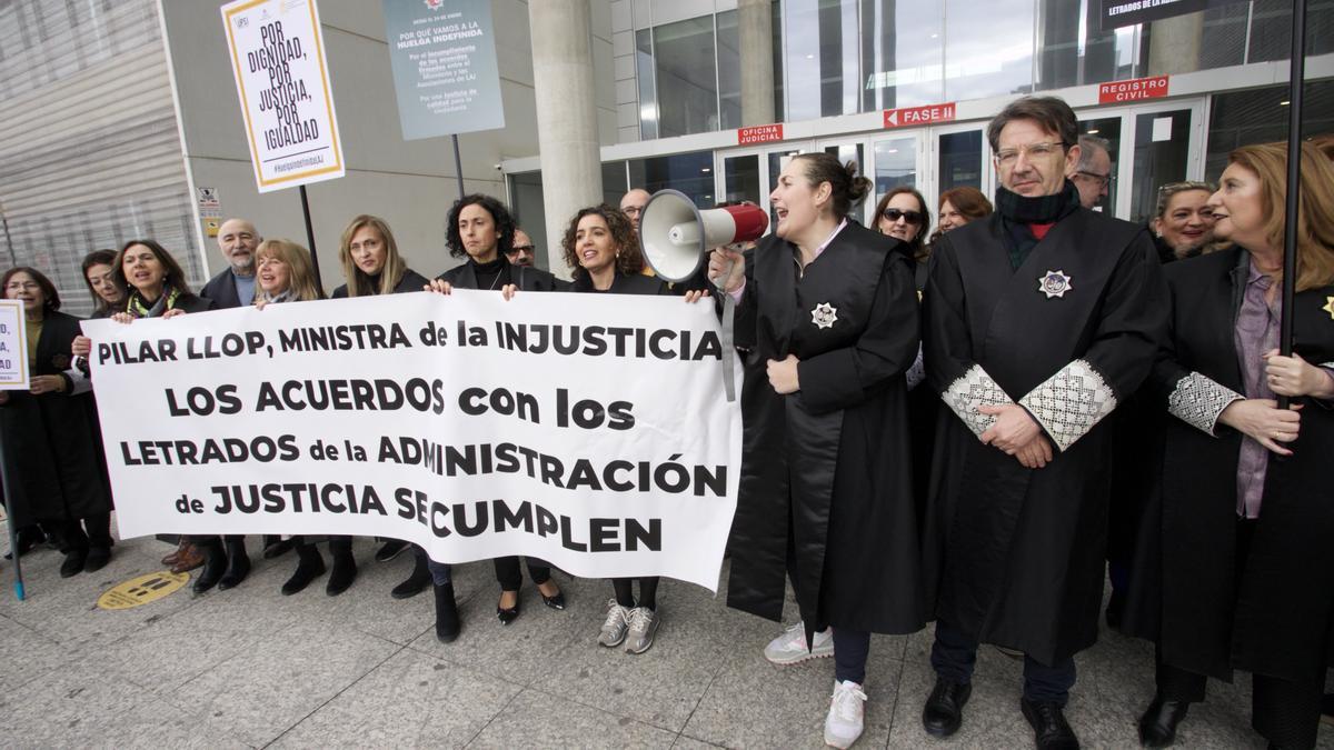 Secretarios judiciales, este viernes en la puerta de la Ciudad de la Justicia de Murcia.