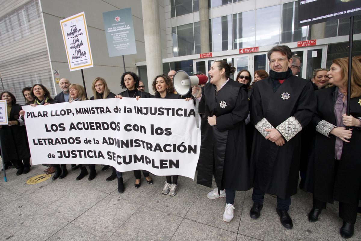 Secretarios judiciales, este viernes en la puerta de la Ciudad de la Justicia de Murcia.