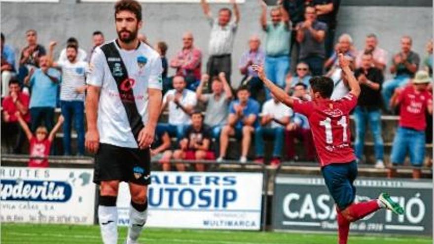 Uri Santos celebra el gol que va marcar ahir contra el Lleida i posava en avantatge a l&#039;Olot.