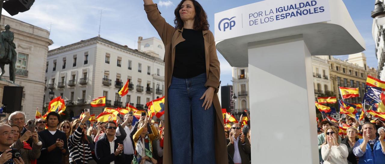 Ayuso pide dar "la batalla" contra el "totalitarismo" y avisa devolverán "golpe por golpe"