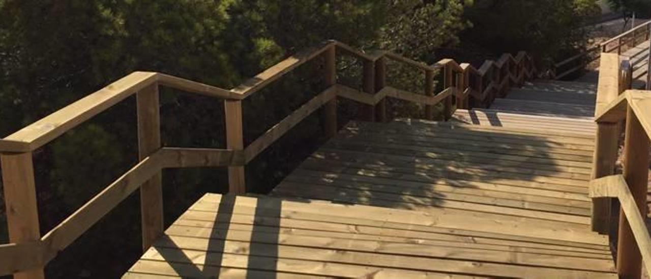 Arenales mejora el acceso a la playa con una escalera de madera de 60 metros