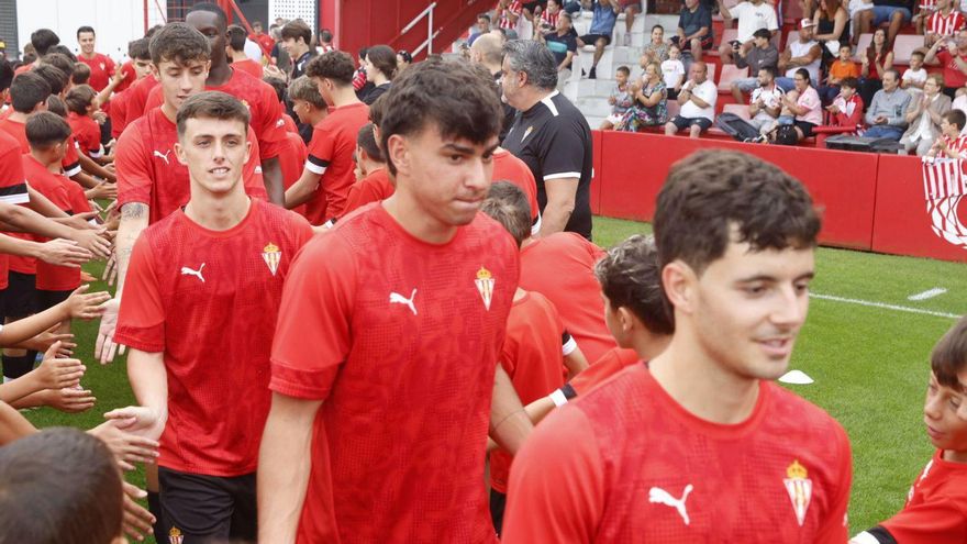 Álex Lozano, en el centro, entre Queipo y Dani Martí, en Mareo. | MARCOS LEÓN