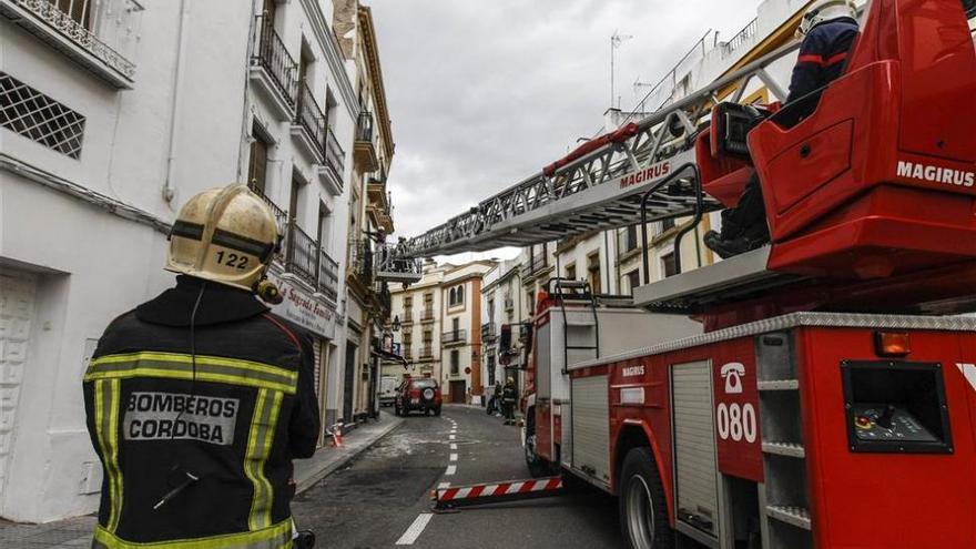 Los bomberos sofocan un incendio en una vivienda en Ciudad Jardín