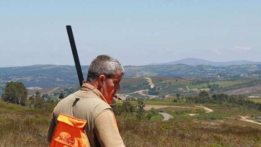 Un cazador en una prueba &quot;San Huberto&quot; en Lebozán.  // Bernabé/Gutier