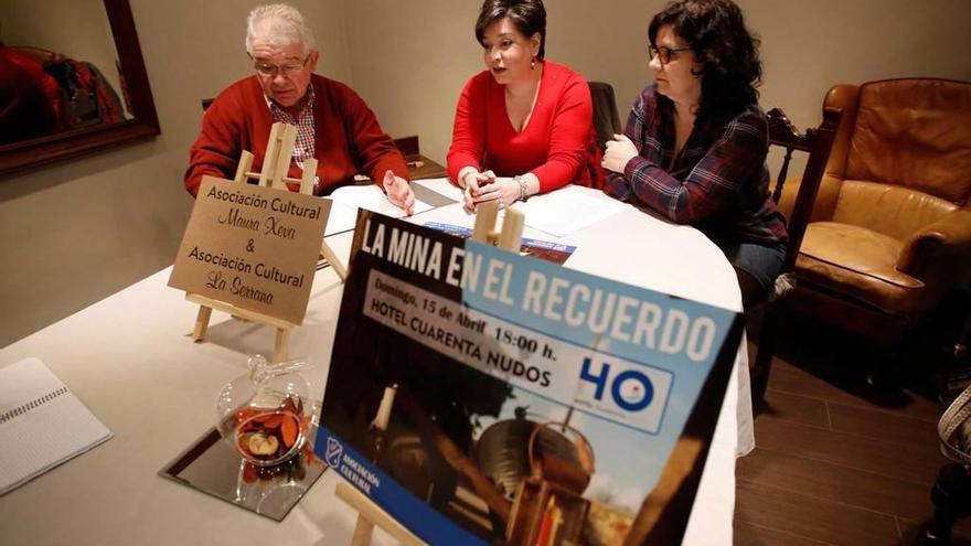 Armando Arias, de la asociación La Serrana, junto a Mari Paz González y Noelia Martínez, del colectivo Maura Xeva.